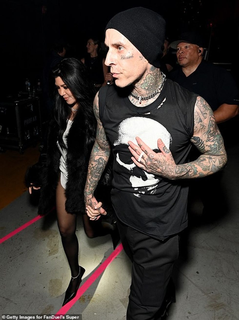 95028163 14378193 The sister of Kim Kardashian and the 49 year old Blink 183 drumm m 39 1739127756031