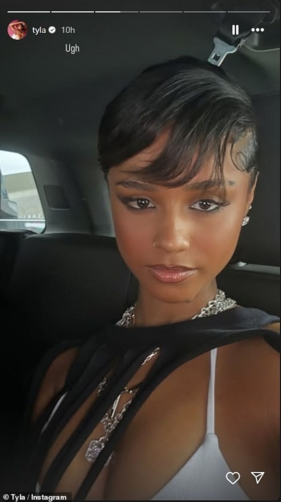 95046359 14379799 She shared a stunning selfie of her on the way to the star studd a 4 1739180547736