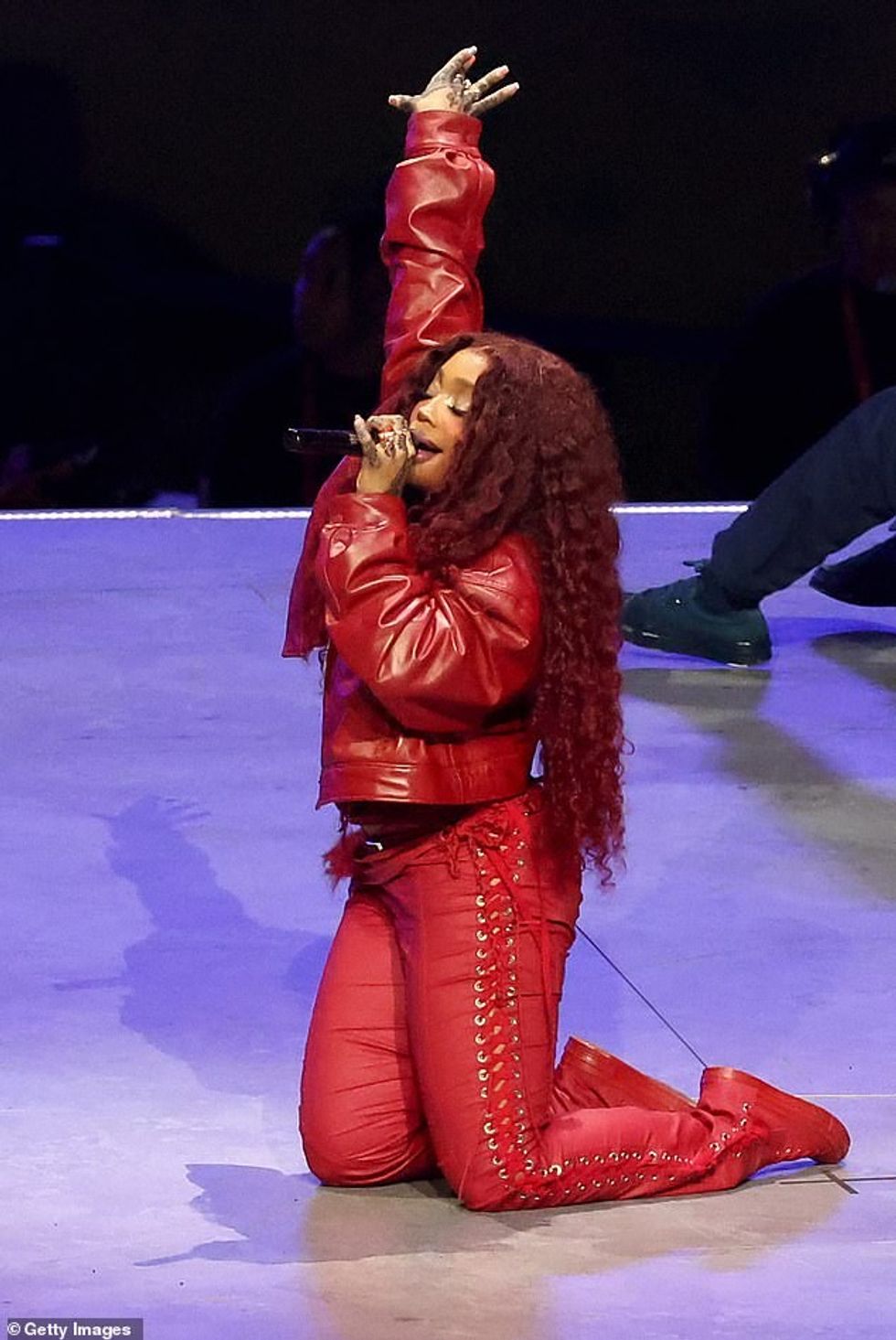 95047469 14379895 Viewers have accused SZA 35 of lip syncing during her Super Bowl m 20 1739179430329