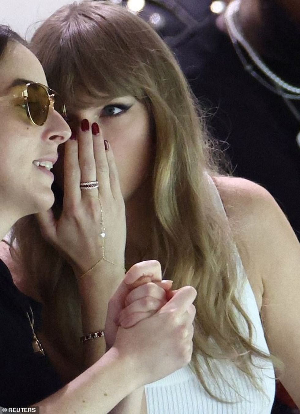 95056133 14380985 Taylor Swift was flashing some new bling on Sunday at the Super a 35 1739202349741