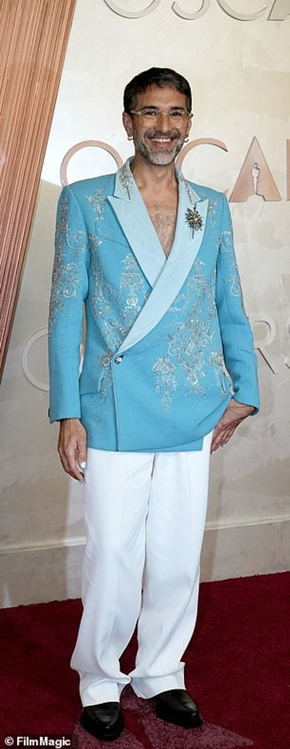 95770095 14448425 Emannuel Janvier stood out from the crowd in a blue jacket embel a 5 1740987710184