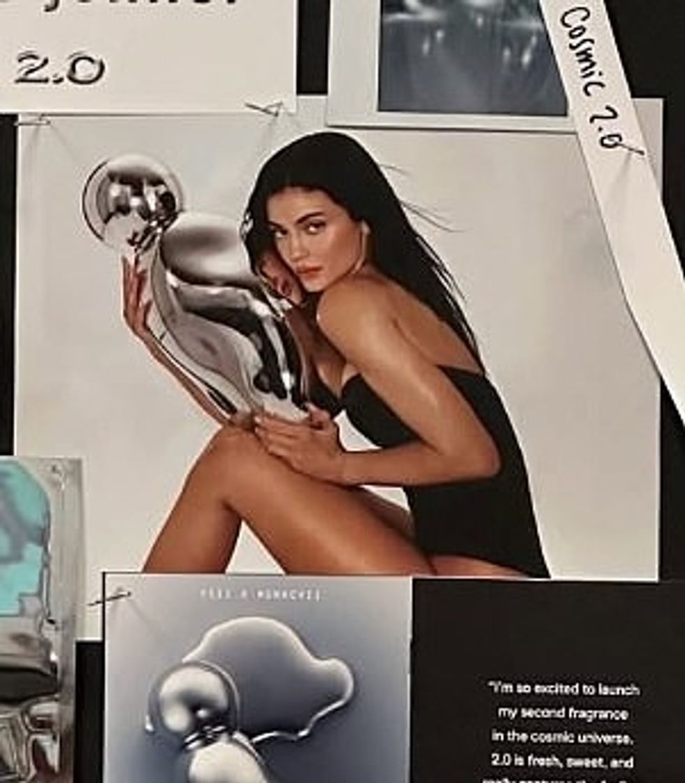 95932771 14471031 The sister of Kendall Jenner wore her black hair down as she hel a 163 1741303489547