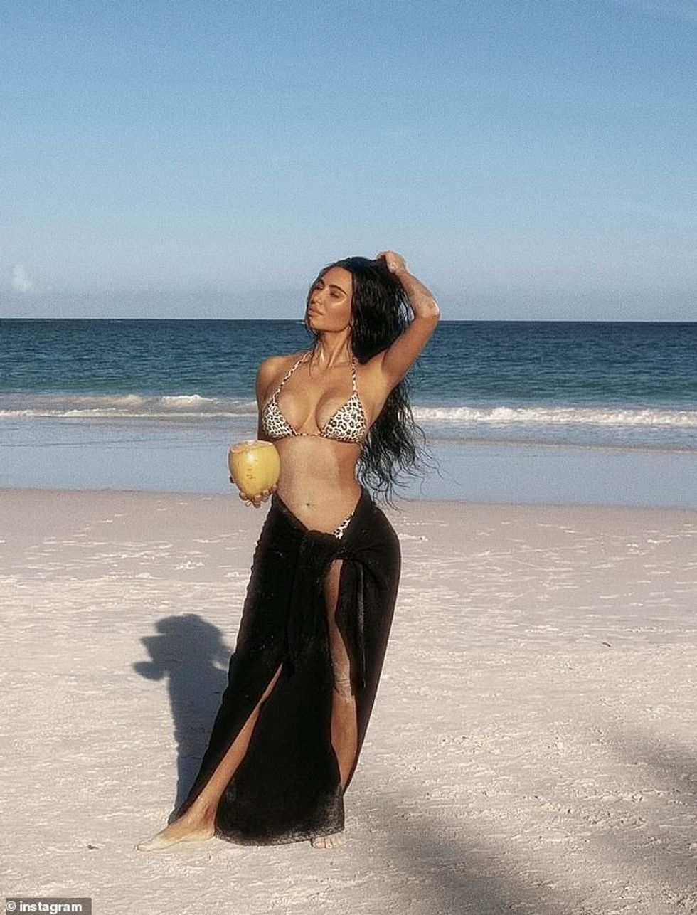 95935675 14471141 She also covered up her famous hips as she wore a long black sar a 20 1741310806423