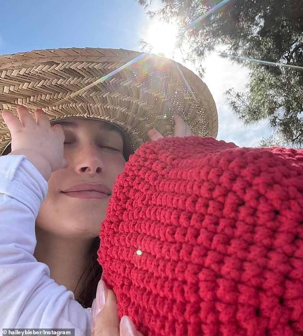 95994737 14478007 The Rhode founder could be seen sweetly holding the little one w a 90 1741493229682