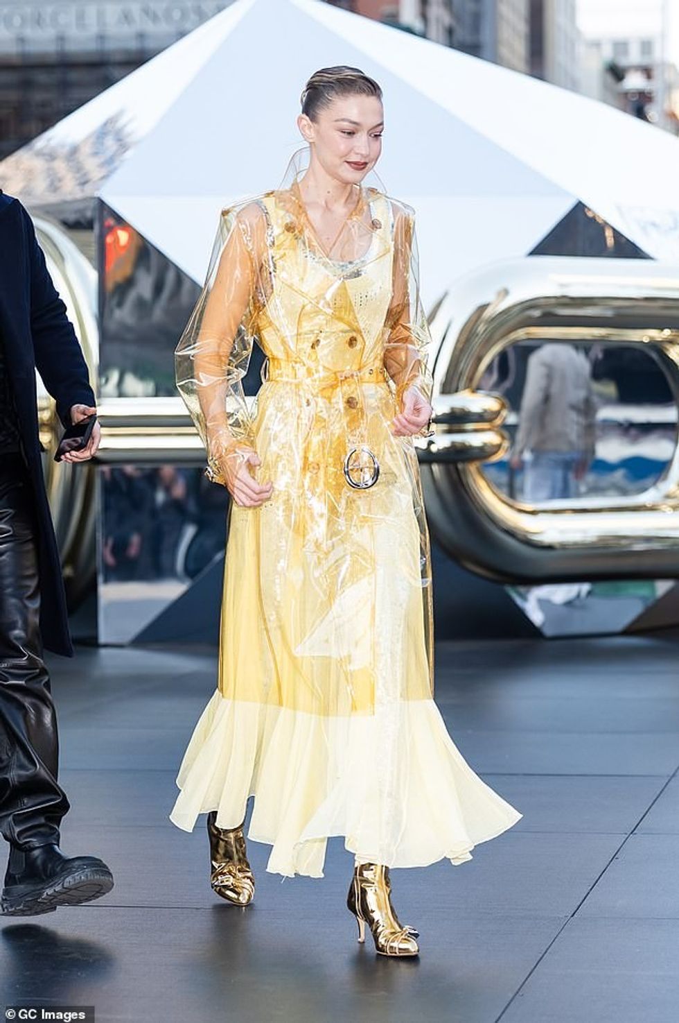 96179443 14497343 Her blonde bob haircut was pulled into a sleek bun with a subtle a 91 1741933728199