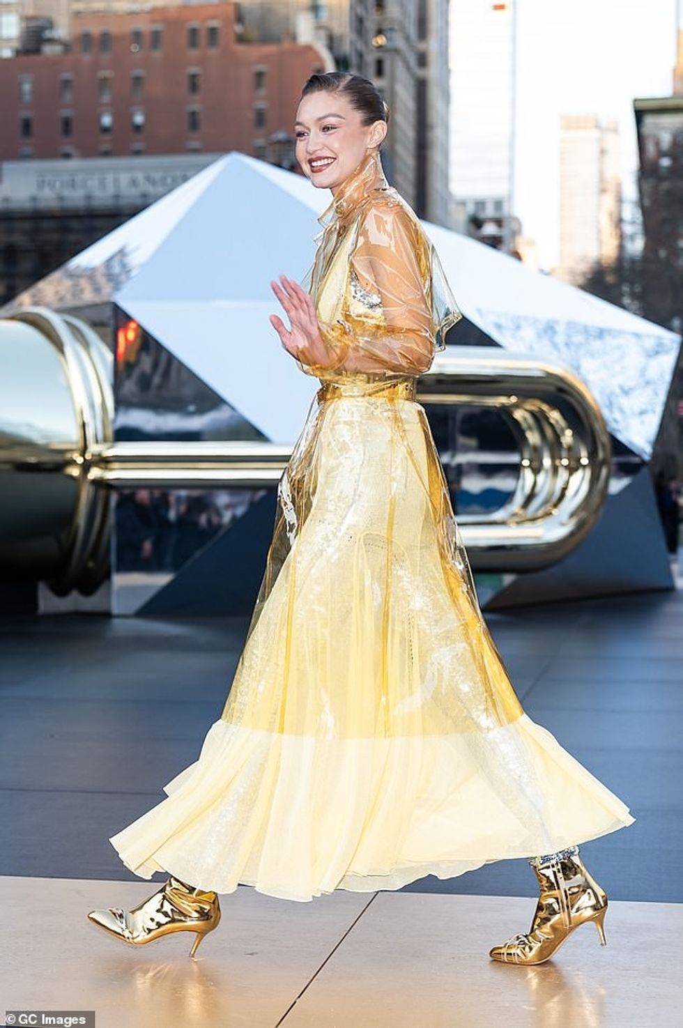 96179447 14497343 Gigi s PVC coat was belted cinching her trim waistline and she r a 89 1741933727648