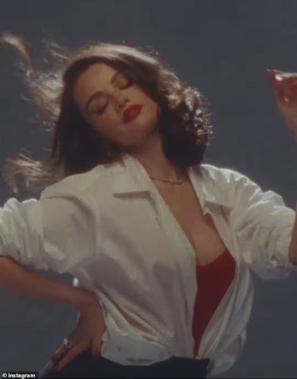 96184957 14497907 The nostalgic 80s inspired video sees a busty red lipped Selena a 110 1741935908488