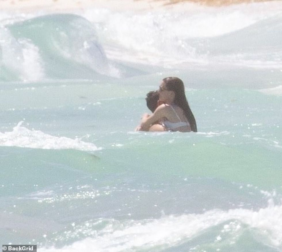 96254247 14505105 The couple seemed to be in their own private world a 21 1742166126753