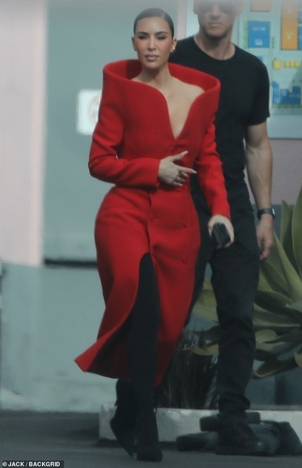 96708377 14550553 A thigh high slit was on the right side which offered a sultry f a 35 1743276875923