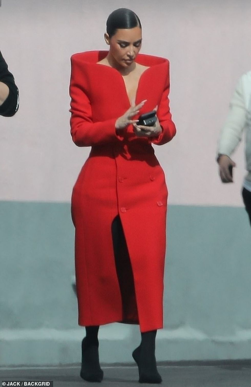 96708379 14550553 The star donned a red Balenciaga dress that contained a dramatic a 33 1743276875827