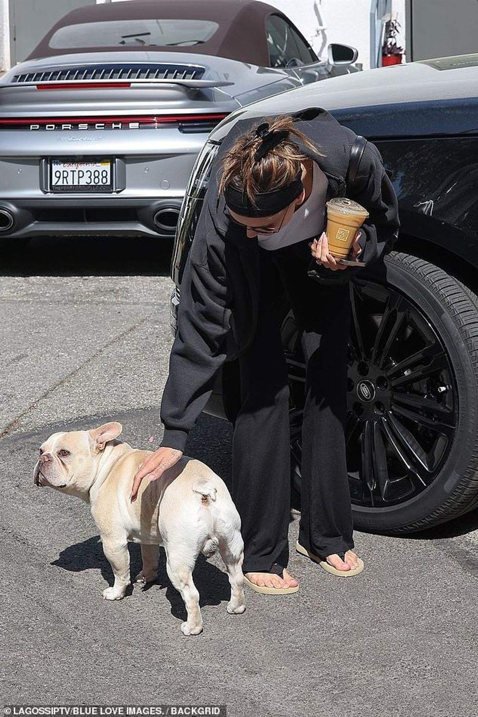 96710979 14550889 Hailey was seen petting an adorable French Bulldog in the parkin a 108 1743317378409