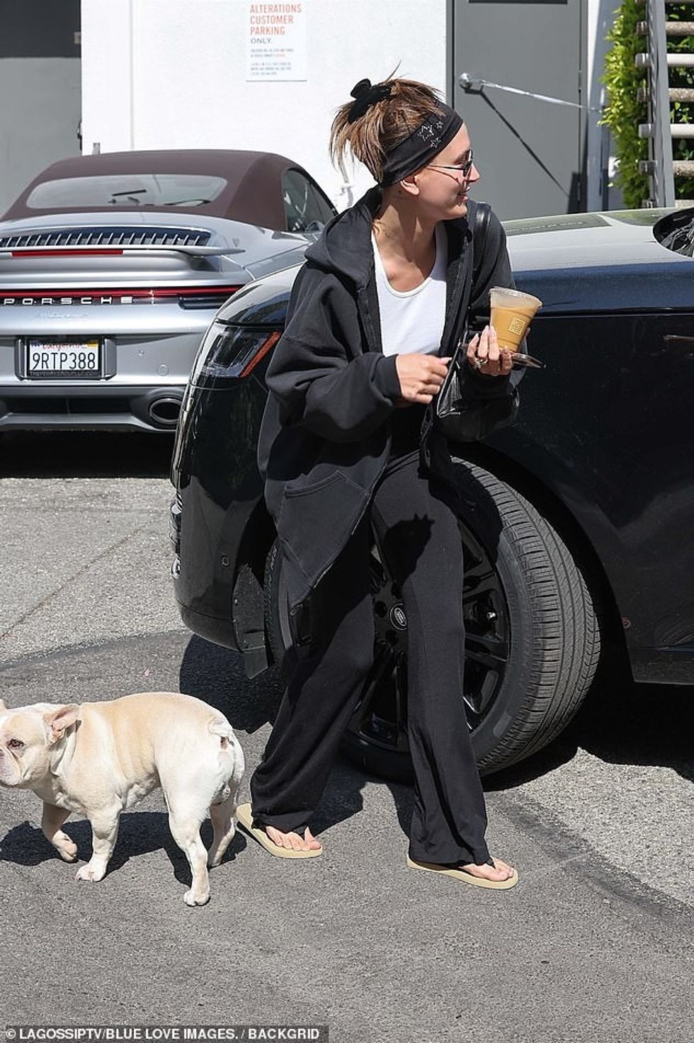 96710983 14550889 Hailey 28 held her newly dark brown hair back with a black headb a 110 1743317378979