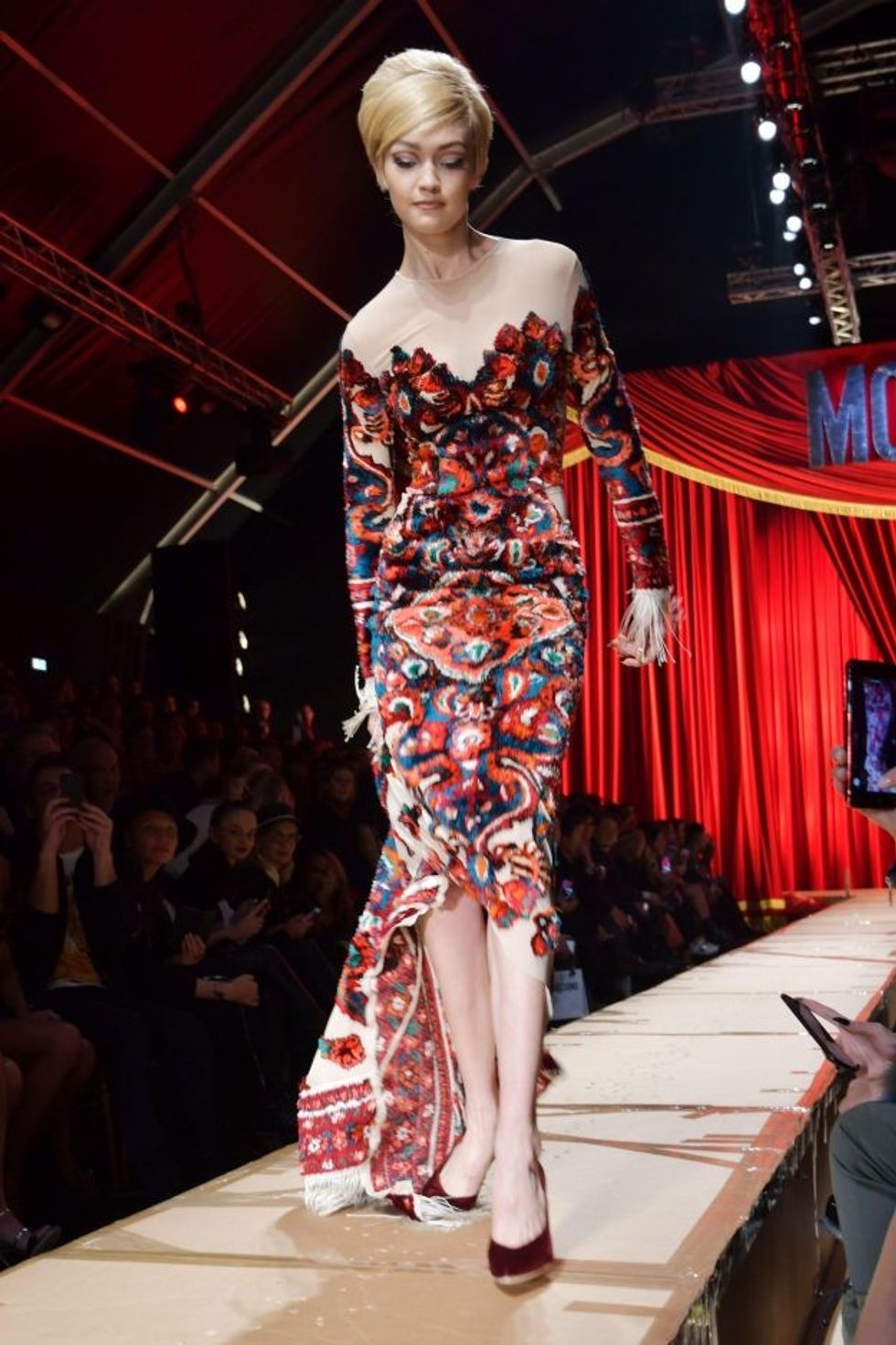 968416 gigi hadid moschino 3 7ab487068c37305a3ce8ab7a97f7be07