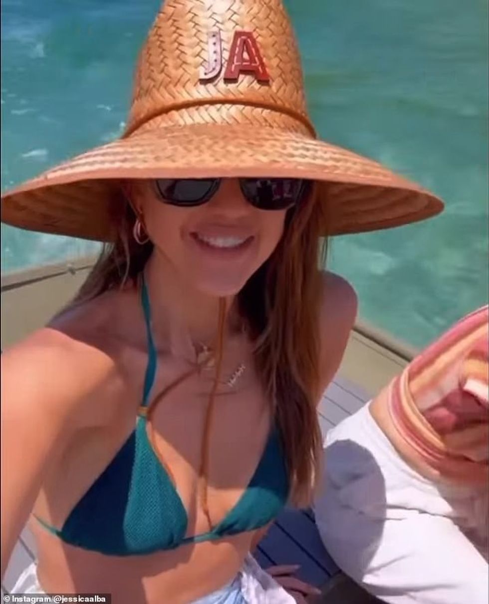 96924195 14572019 The actress enjoyed a boating adventure with Honor and friends a 51 1743781065855