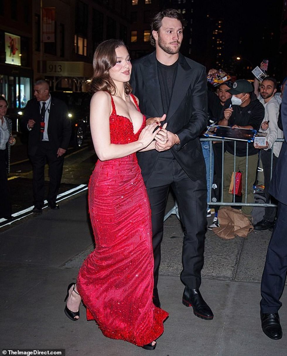 96931205 14572939 Hailee Steinfeld and fianc Josh Allen stayed close as they arriv a 9 1743794184970