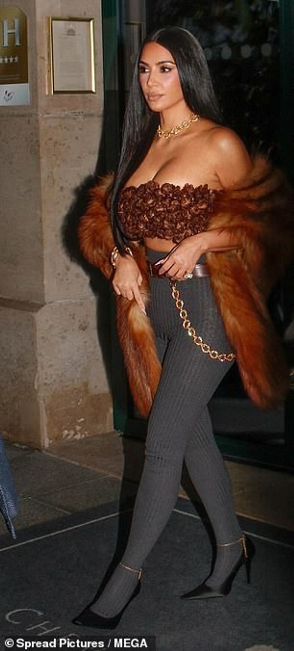 98430337 14717693 Draped over her shoulders was a large faux fur coat offering som a 51 1747348668999
