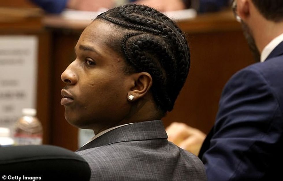 A$AP Rocky, 36 vjeç, është deklaruar i pafajshëm për dy akuza të krimit të sulmit me një armë zjarri gjysmë automatike në lidhje me akuzat se ai qëlloi A$AP Relli në Hollywood në vitin 2021. Foto në gjykatë në LA të premten