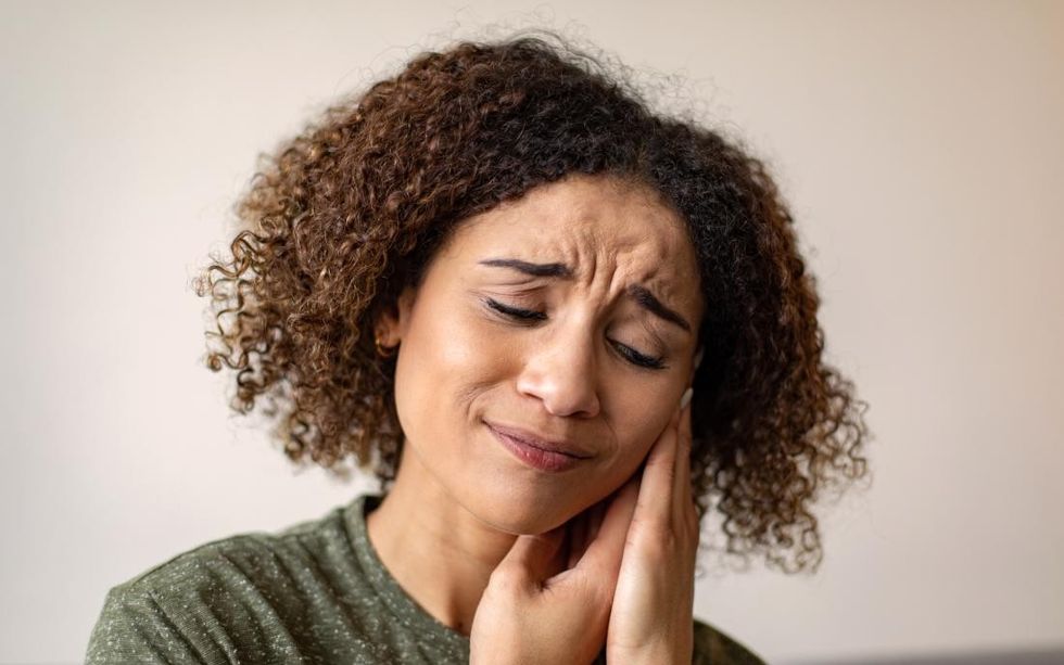 a woman experiencing tinnitus due to nutritional deficiency anemia