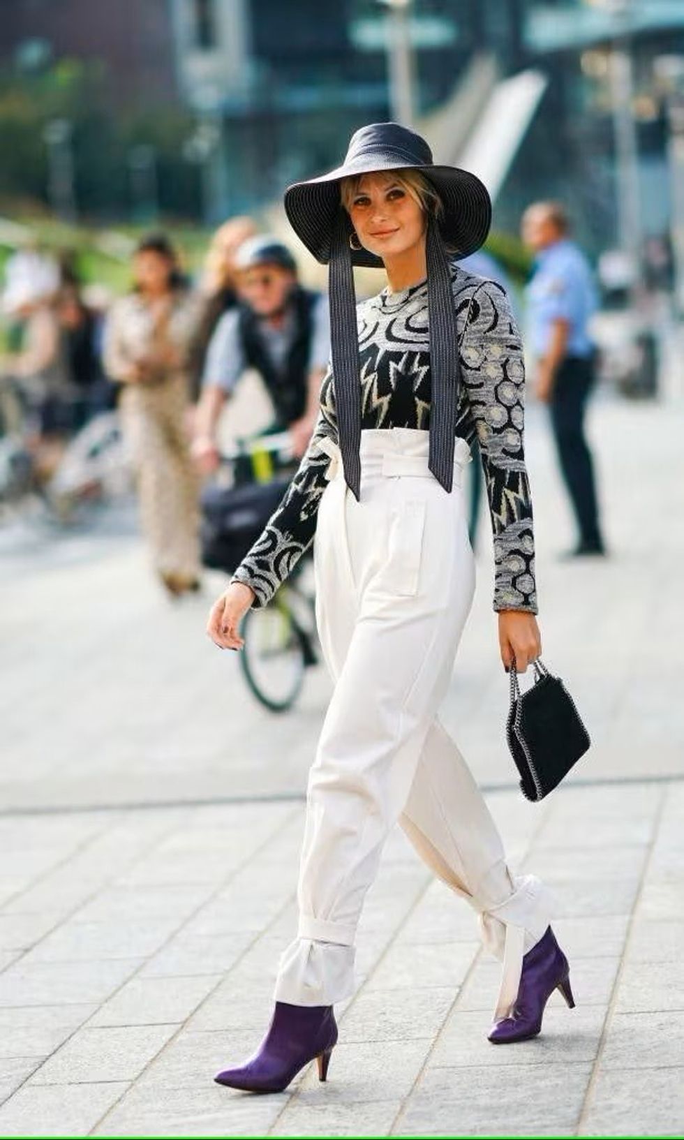 a0d3cb2026bd xenia adonts con pantalones blancos top estampado y botines p rpura