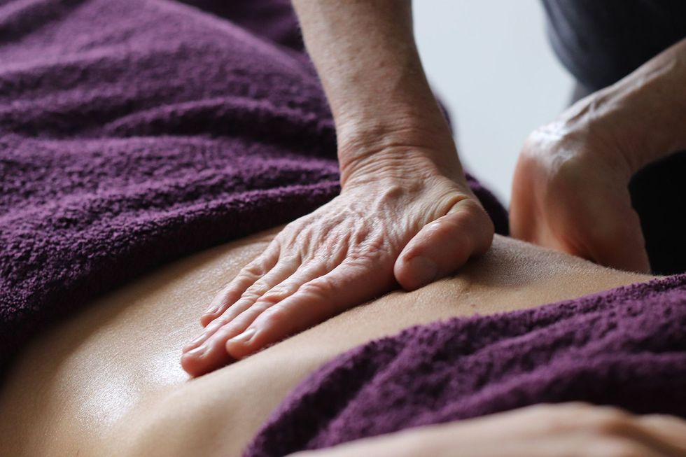 Abdominal massage 1500 x 1000 px