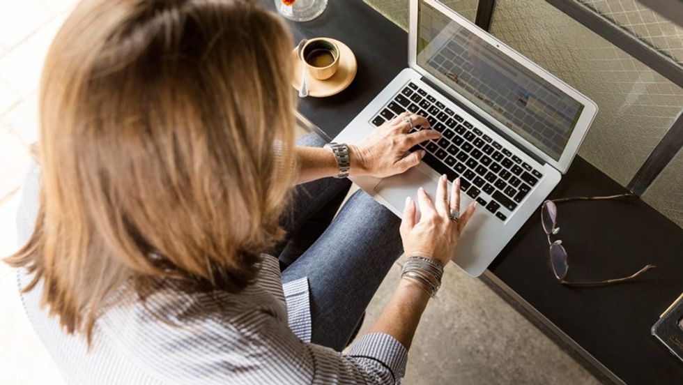 access blond hair desk 1251824