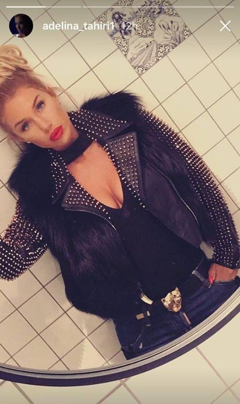 Adelina Tahiri ekspozon gjoksin e saj në fotografinë e radhës. Foto nga Instagram Story