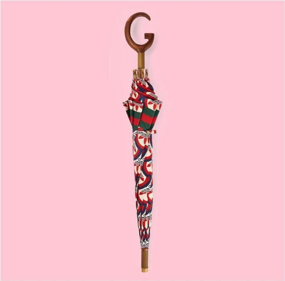 Adidas x Gucci shesin për $1,300 një çadër që nuk