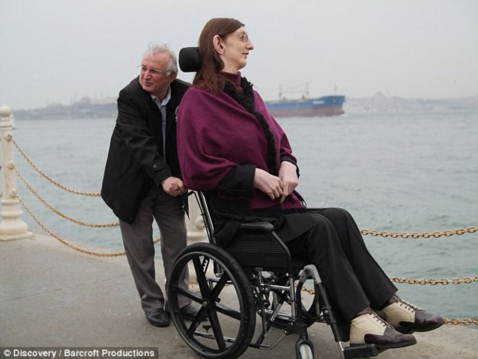 Adoleshentja më e gjatë në botë lëvizë me karrocë sepse eshtrat nuk ia mbajne trupin foto 3