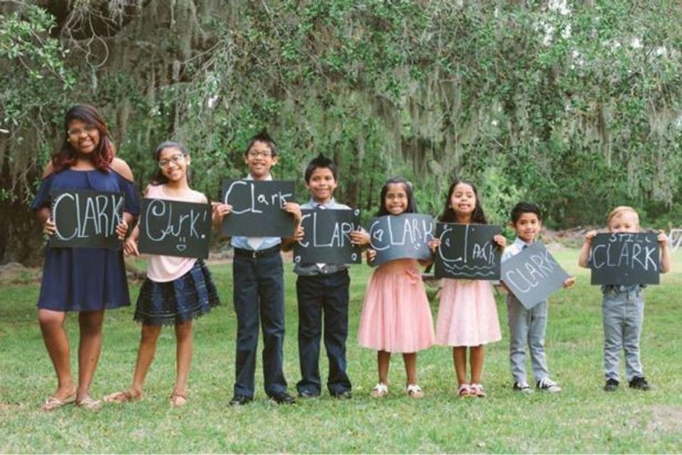 Adoptuan shtatë fëmijë që janë motra dhe vëllezër pernjehere behen dhjete anetare foto 2