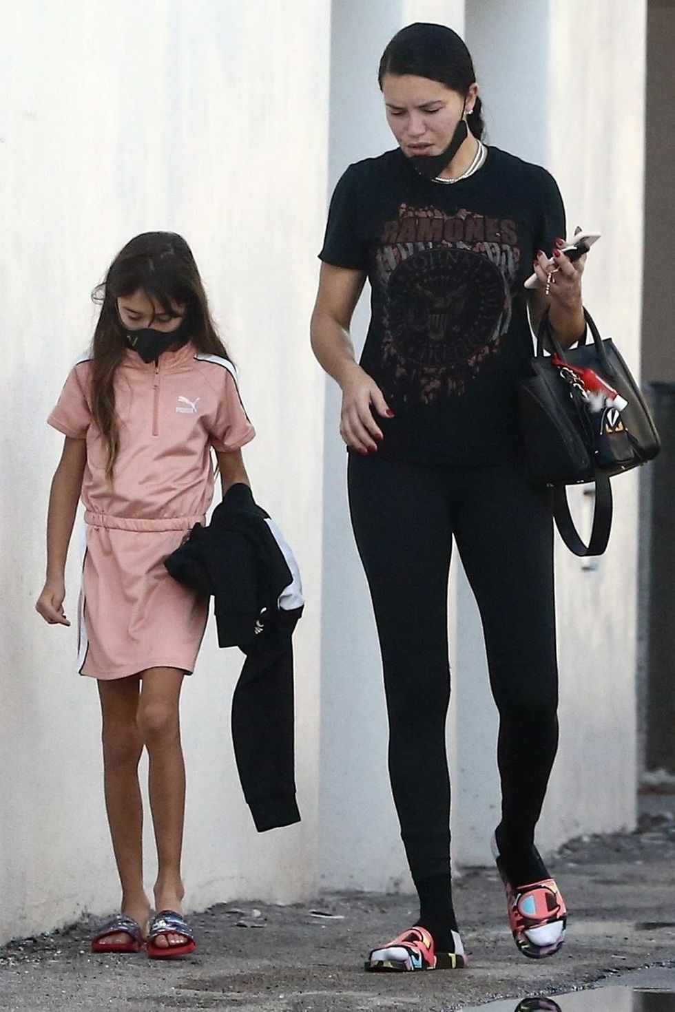 adriana lima goes makeup free while stepping out with her daughter in miami florida 121220 5