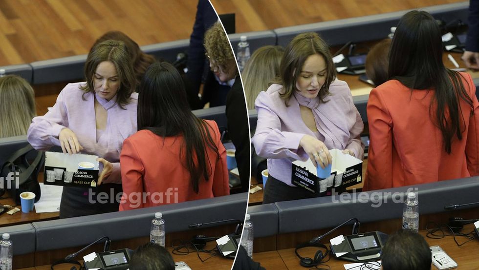 Adriana Matoshi u shërben kafe kolegëve në Kuvend para nisjes së seancës