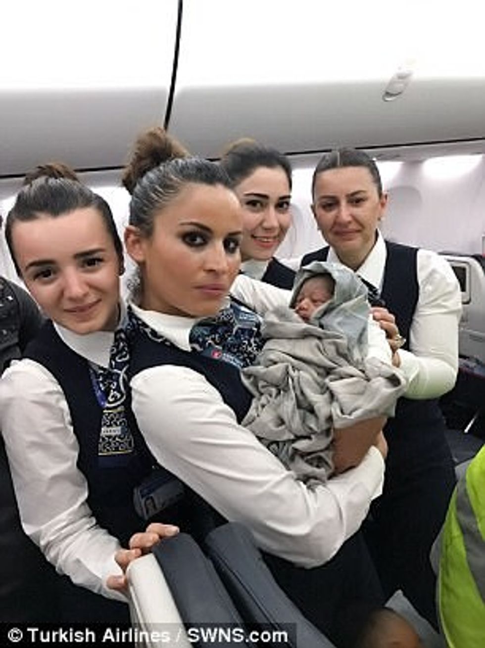 Aeroplanit që po fluturonte në 12 mijë kilometra lartësi iu shtua edhe nje pasagjer foto 3