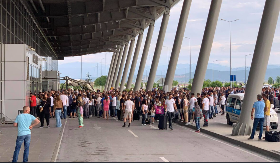 Aeroporti adem jashari