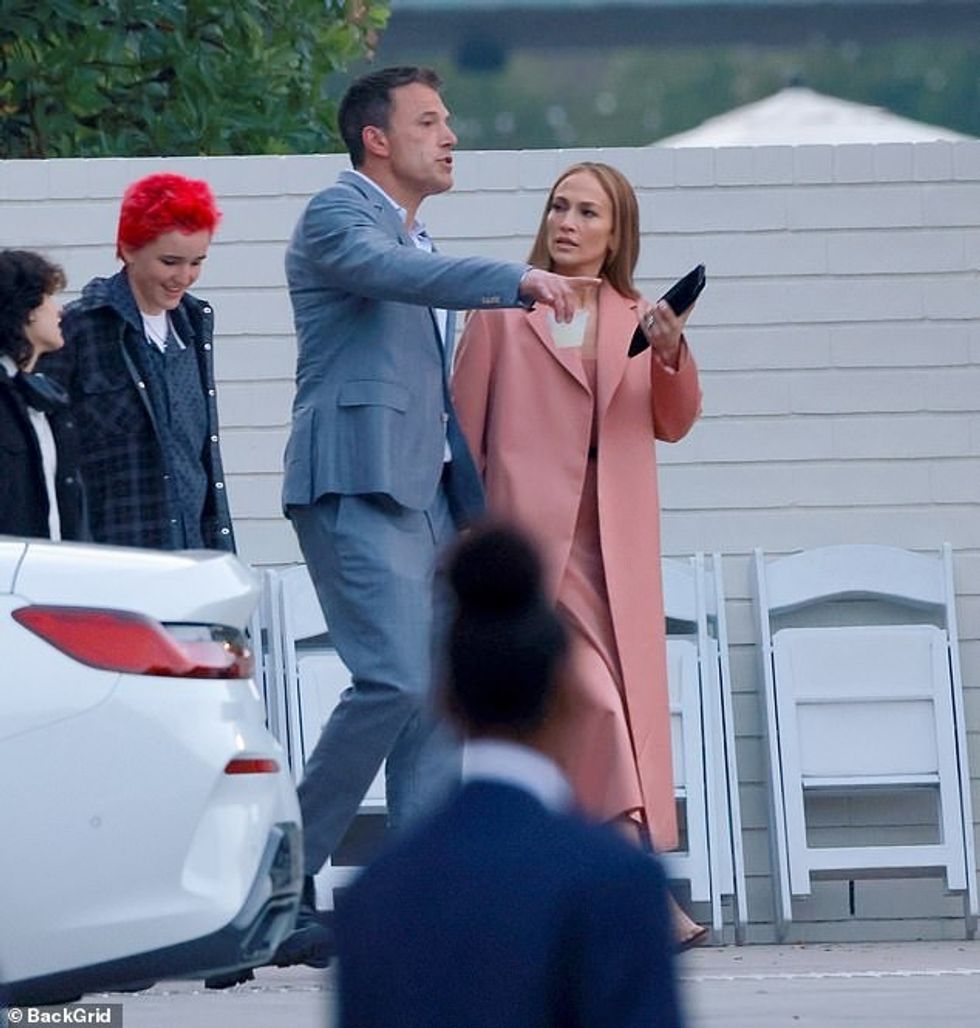 Affleck bëri me shenjë drejt diçkaje ndërsa udhëhoqi familjen e tij nëpër parking