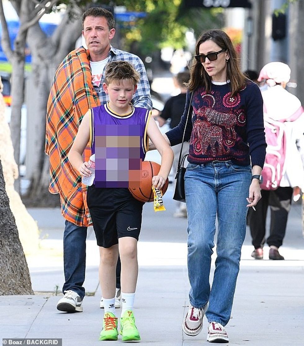 Affleck dhe Garner ishin të martuar më parë nga viti 2005 derisa divorci i tyre u finalizua në vitin 2018. Së bashku me Samuelin, dyshja ndajnë edhe Violet, 18, dhe Fin, 15 - më parë e njohur si Seraphina.