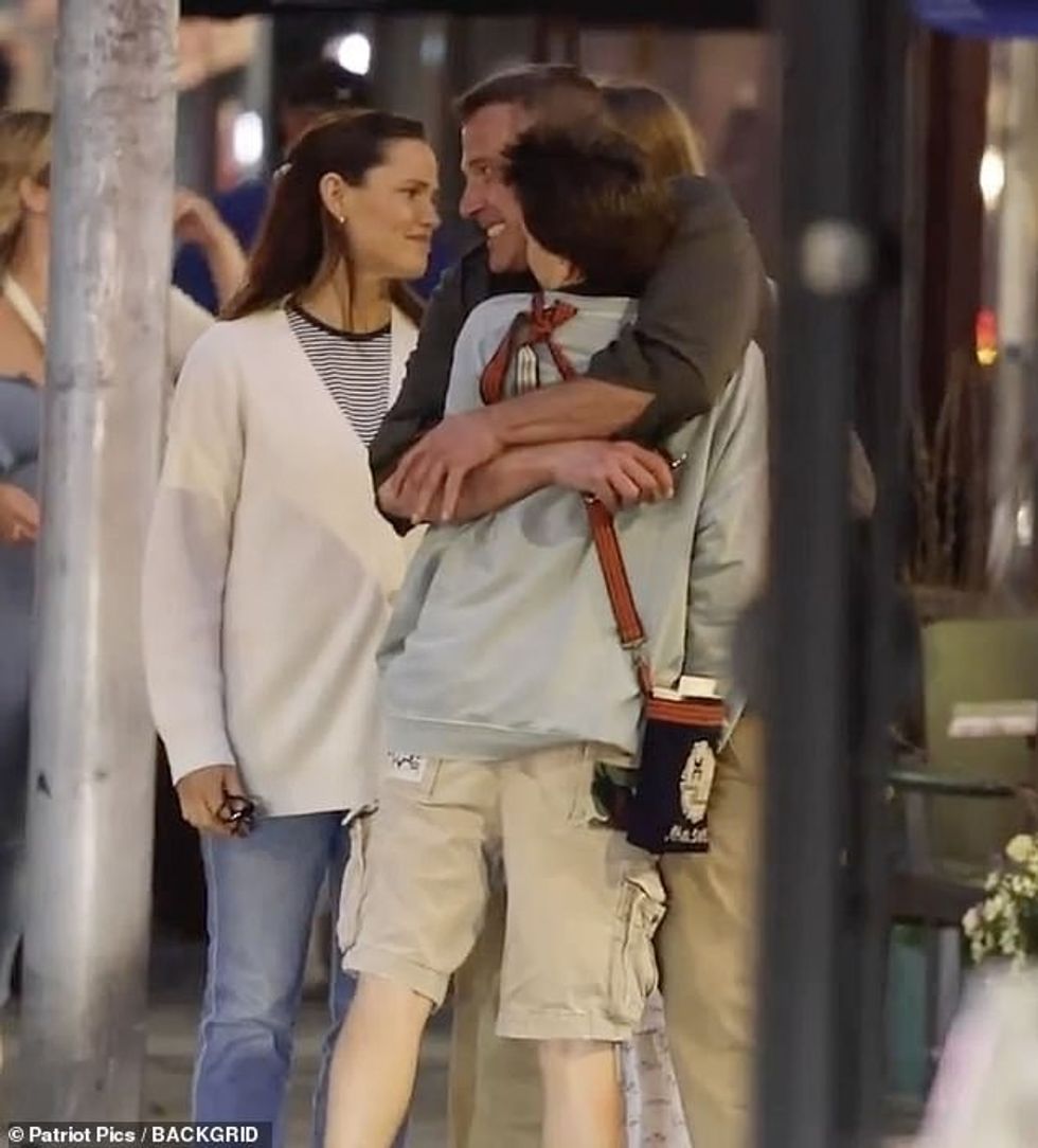 Affleck e tërhoqi Fin për një përqafim të ëmbël