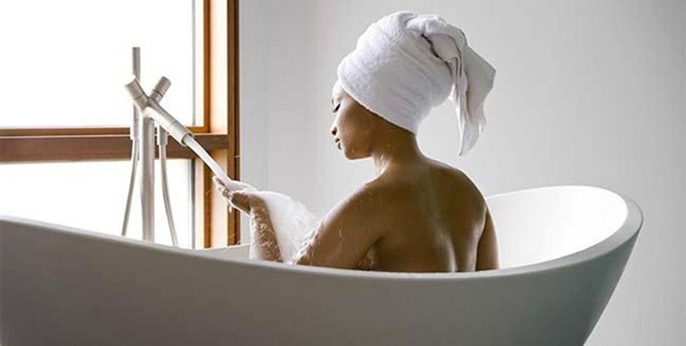 african_woman_taking_bath_bld059379