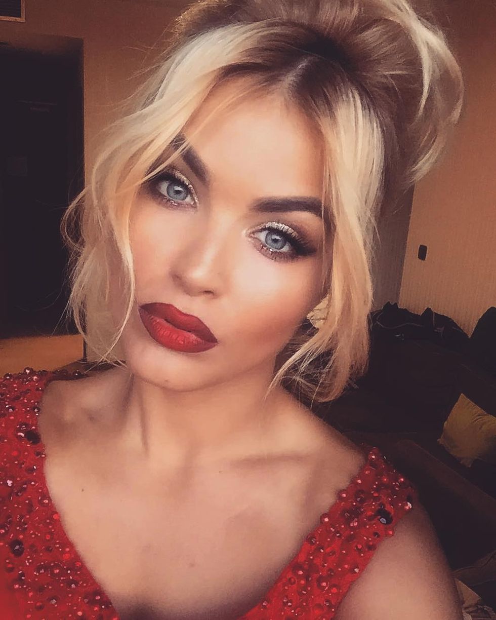 Afrona shpreh atë që ndjen përmes fotografive që i poston. (Instagram)