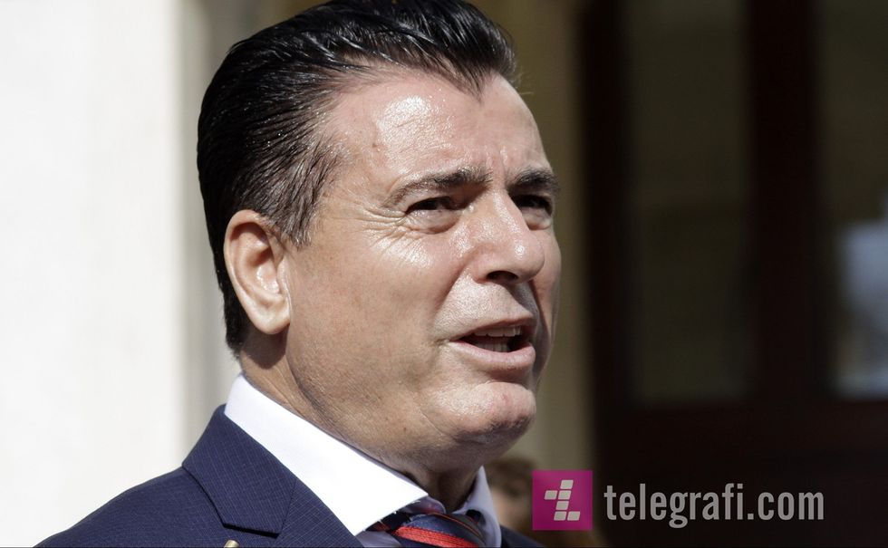 Agim Bahtiri dorzone peticionin te Hashim Thaci foto Ridvan Slivova 14 e1592817309734