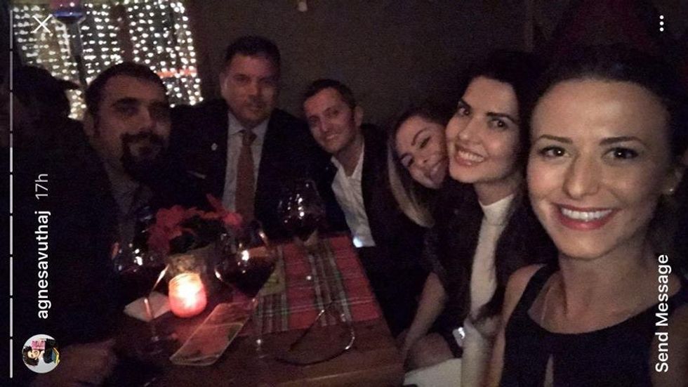 Agnesa Vuthaj, Vesa Luma dhe Erolld Belegu së bashku kalojnë çastet ë mira me miqt. Foto nga Instagram Story.