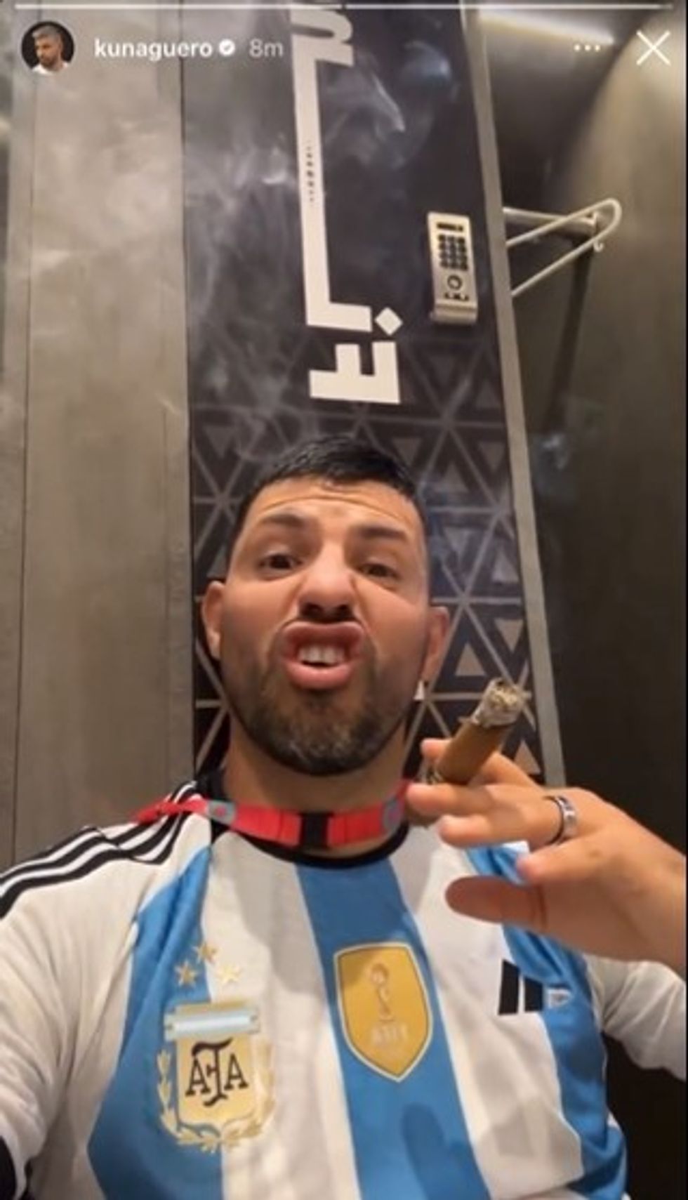 Aguero tymosi një puro në festë