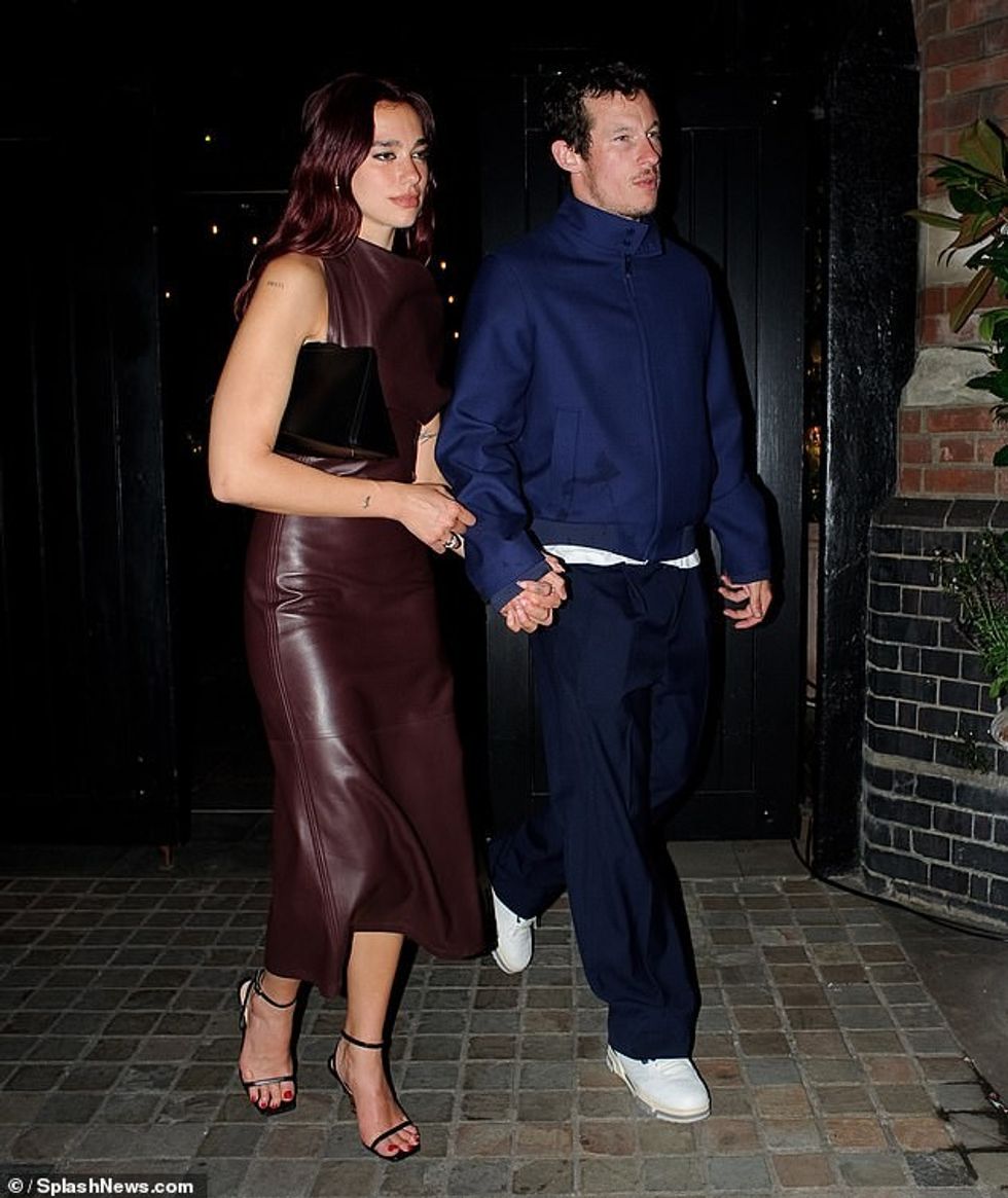 Ai bashkoi xhaketën me një palë pantallona të gjera dhe kishte veshur një palë trajnerë të bardhë të rastësishëm