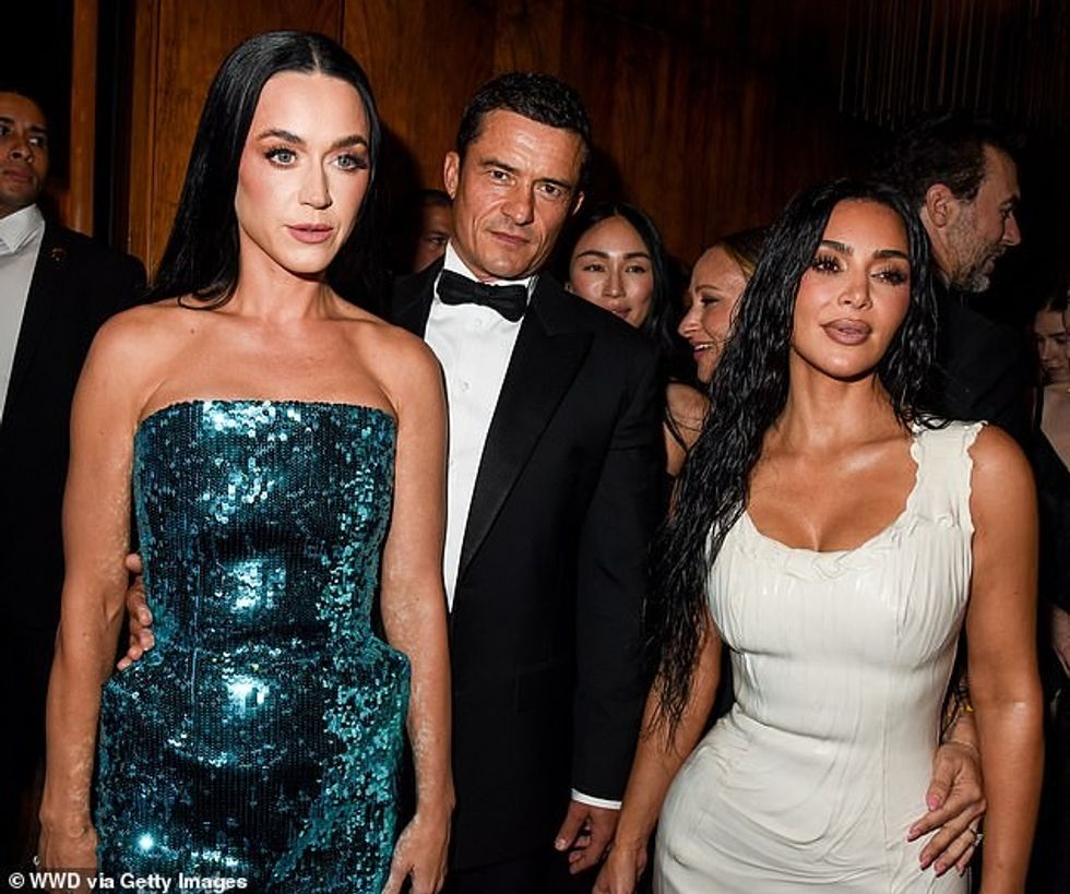 Ai dukej shumë më i matur dhe serioz në një foto nga një kënd i ngjashëm duke treguar sërish të tre, ndonëse ai ia nguli sytë kamerës atë herë