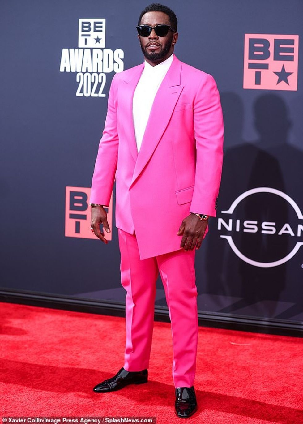 Ai gjithashtu pretendon se Diddy e piu pijen e tij dhe kur u zgjua, Diddy po bënte seks me një grua tjetër dhe pohoi se tha: