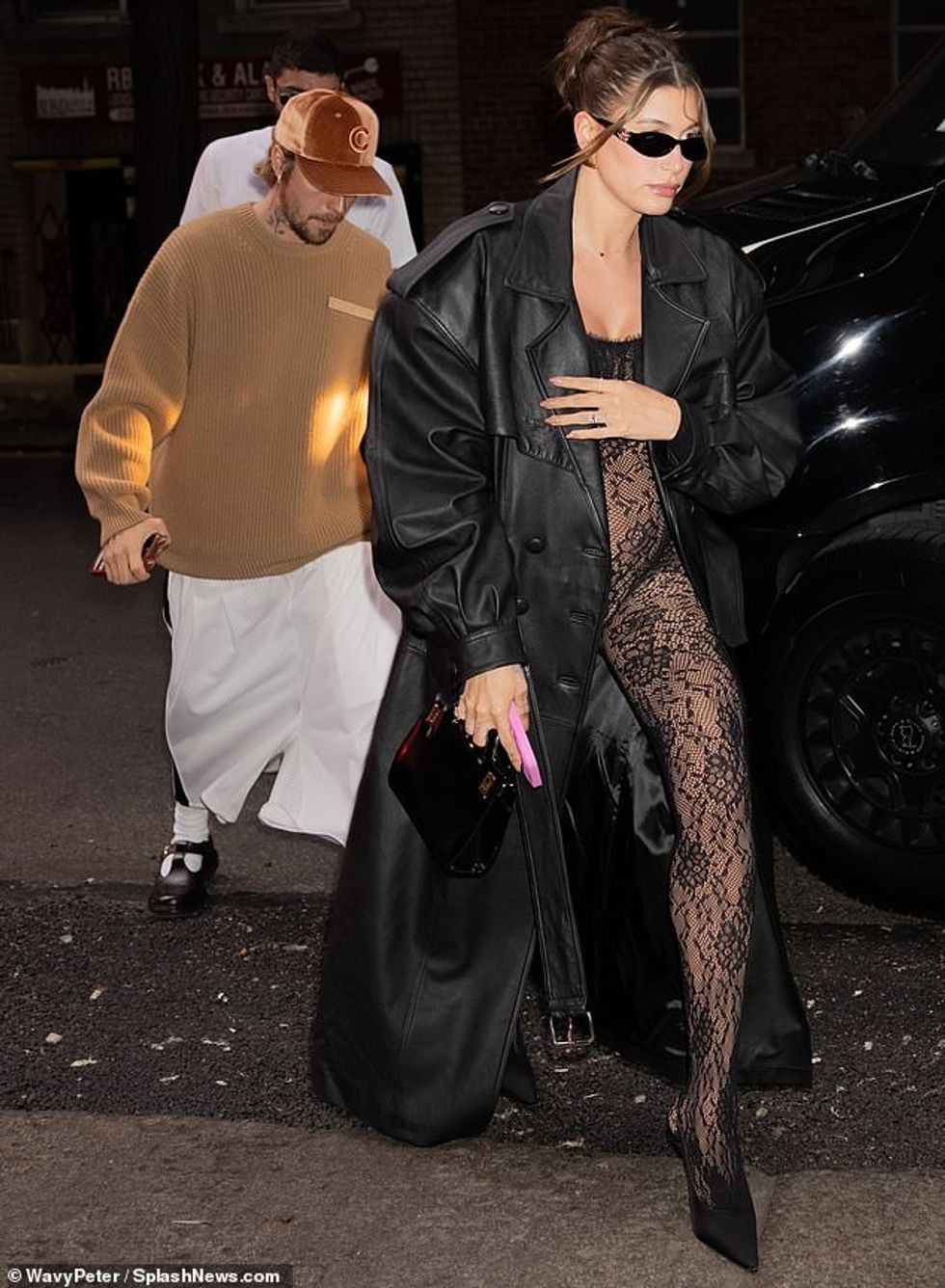 Ai i bashkoi pantallonat e shkurtra me një bluzë të ngjashme dhe herë pas here e shtonte pamjen duke tërhequr një pulovër të nxirë mbi të.