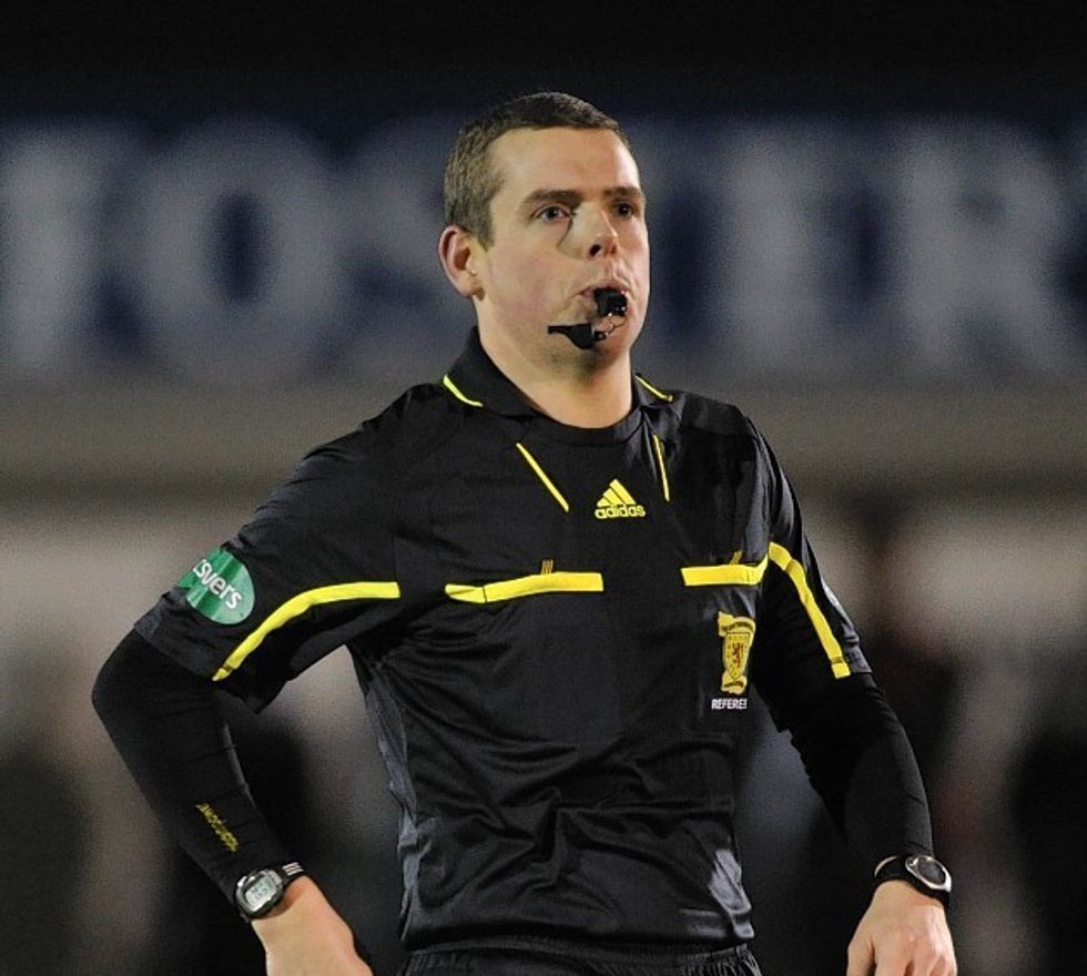 Ai i gjykon ndeshjet edhe si kryesor