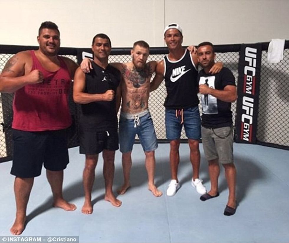 Ai ishte në mesin e ekipit të Ronaldos kur ata vizituan Conor McGregor (në qendër) në Las Vegas