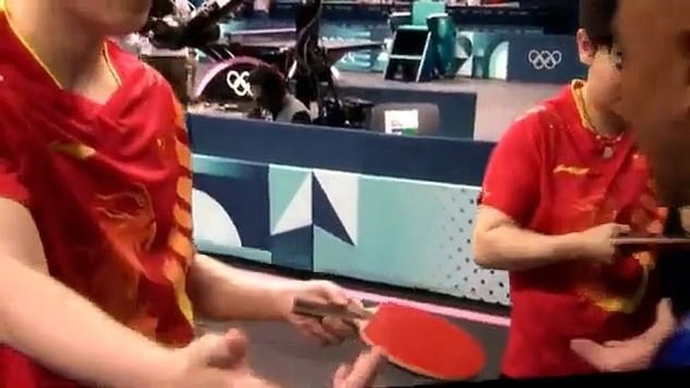 Ai kishte lënë vozitën në krah për të bërë një foto me shokun e tij të skuadrës dhe flamurin e tyre kombëtar kur një fotograf theu sendin e çmuar.