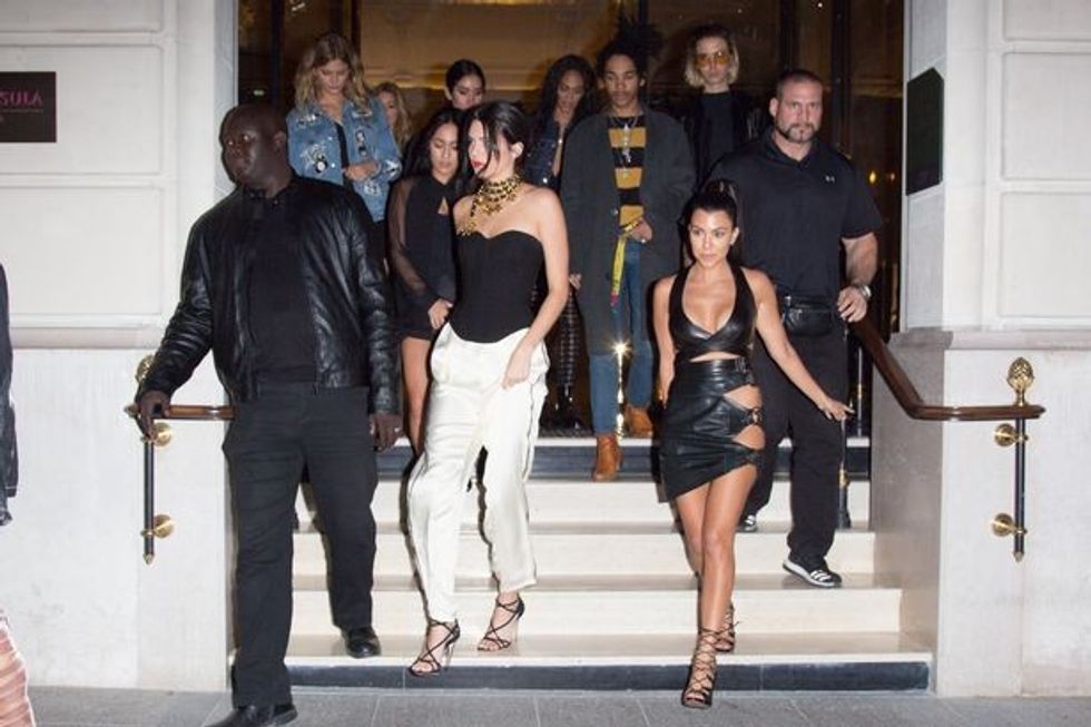 Ai kujdesej për motrat e Kim kur ndodhi vjedhja.