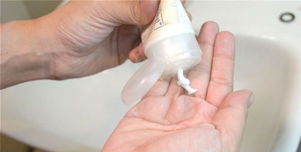 aid114627-728px-Make-a-Homemade-Hand-Scrub-Step-11-Version-2